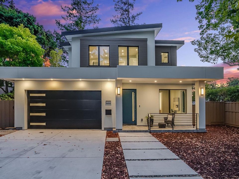 House in Palo Alto with garage door