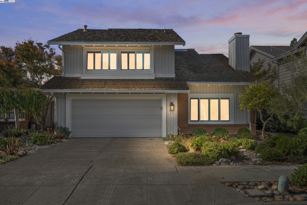 Picture of common Alameda garage door